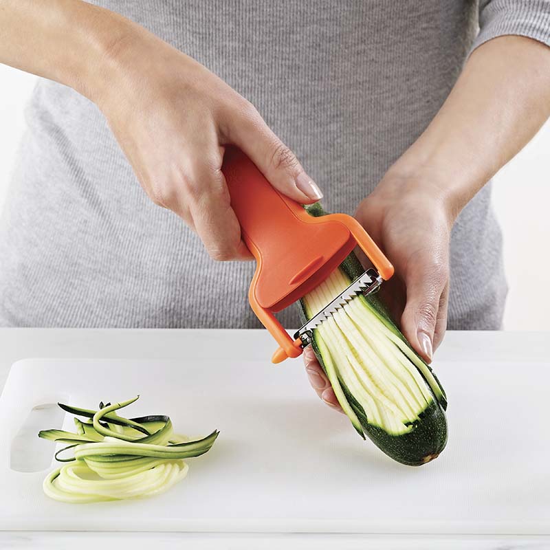 https://www.foodtensils.com/resize/Shared/Images/Product/SafeStore-Julienne-Peeler-by-JosephJoseph/JJ_SS21_SafeStore_Julienne-Peeler_-20168-_IU1_Courgettex800.jpg?bw=550
